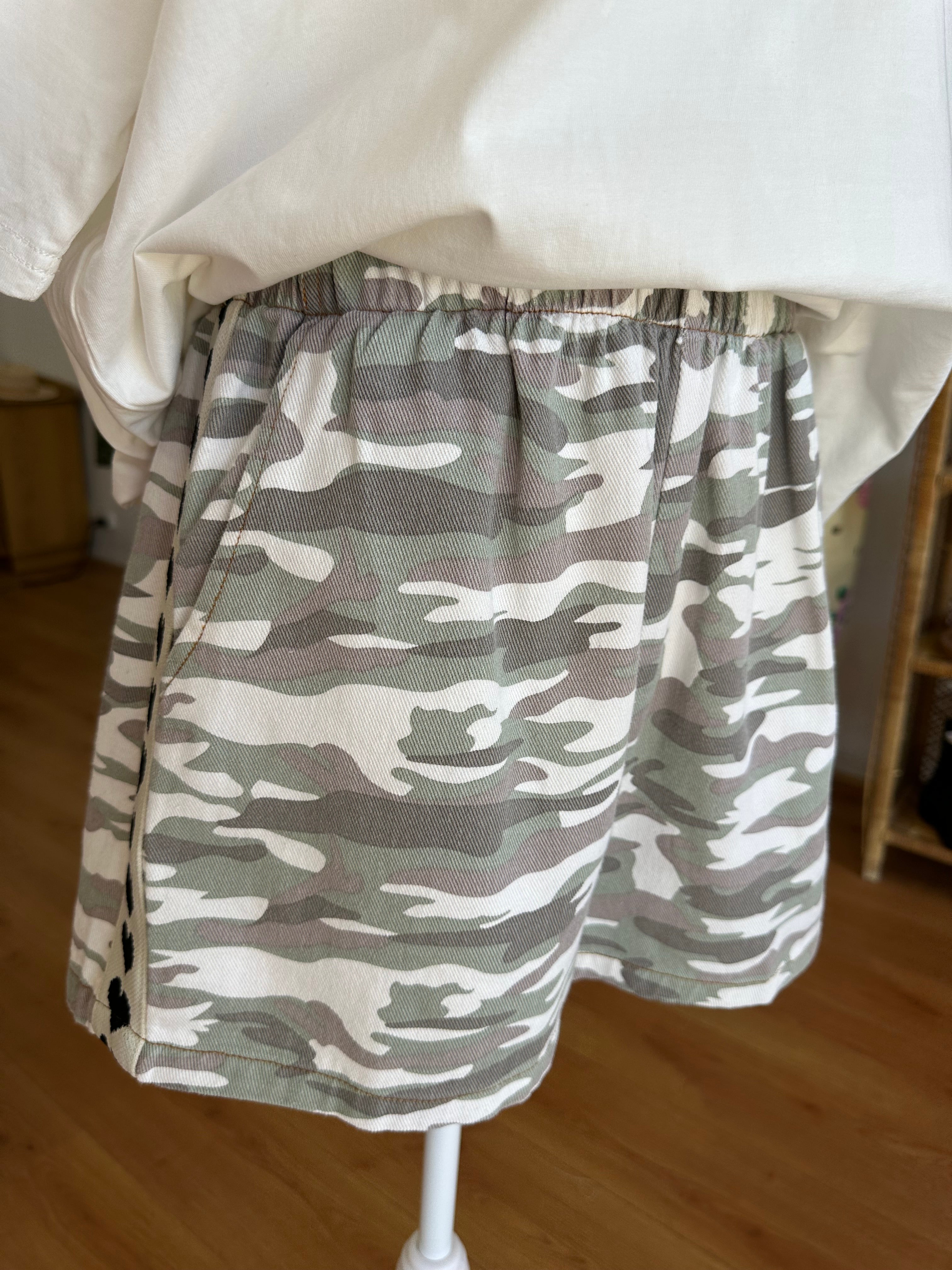 Light Cameo Heart Shorts