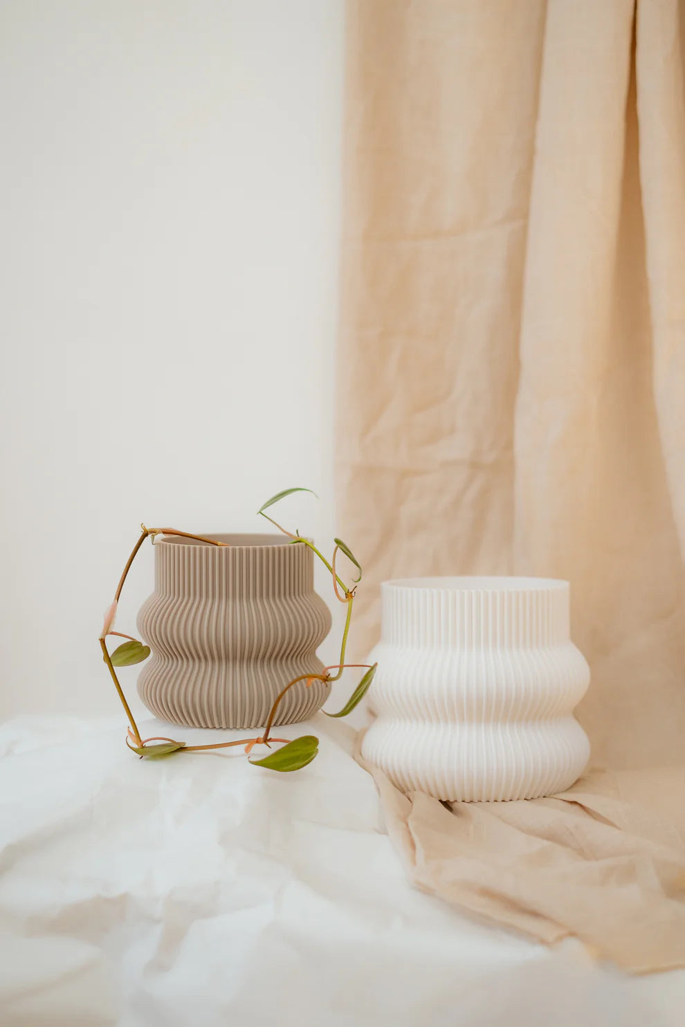 Medium Ribbed Curvy Pot | Oatmeal