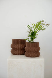 Medium Ribbed Curvy Pot | Coffee