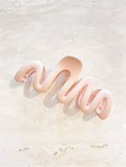 Lune Wavy Matte Claw Clip | Pink