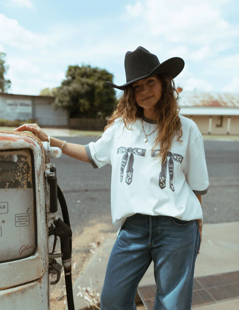 farmer-far-mer-whitney-spicer-western-bow-vintage-tee-5_1000x_15272bfa-0daa-48da-822f-32b6f188158b.webp